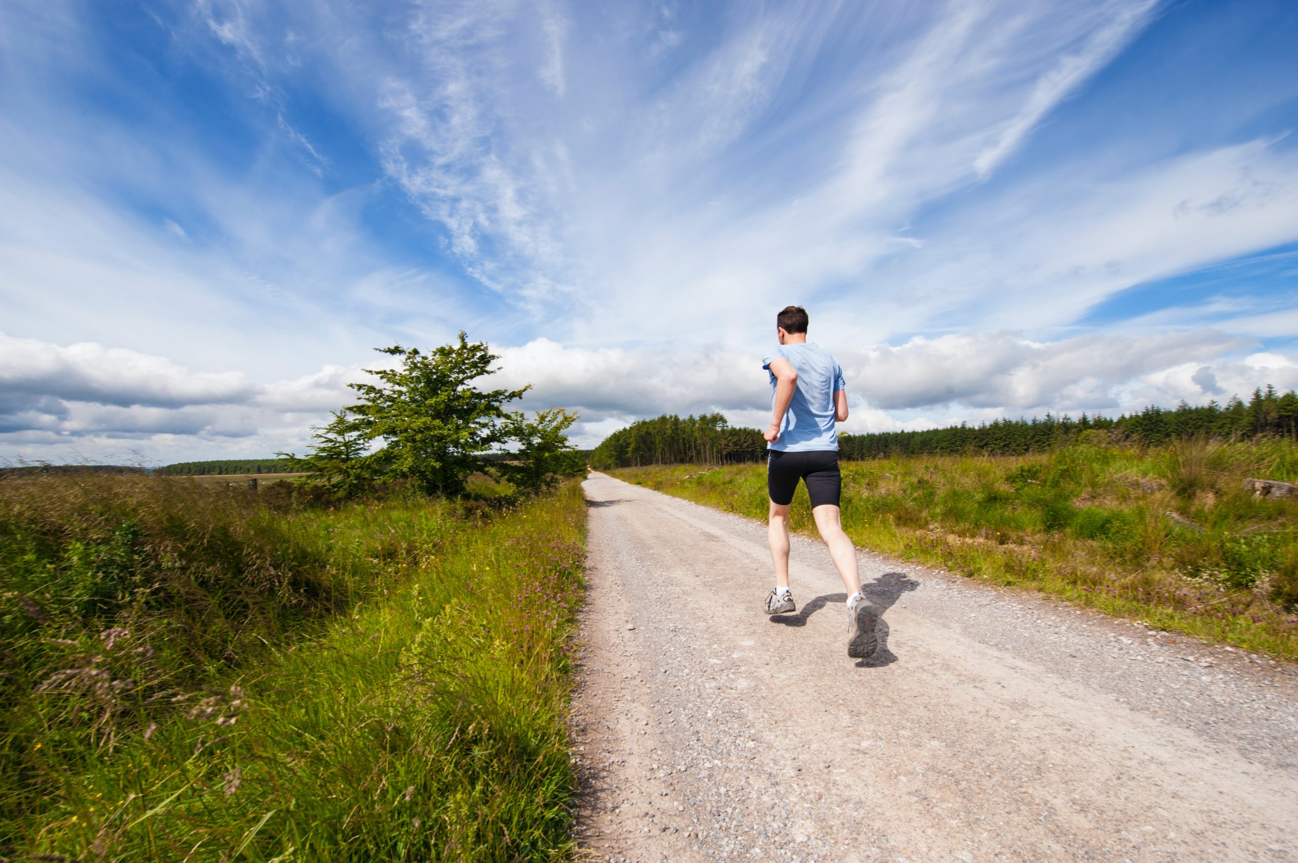 Sonnenschutz und Sport im Freien im Sommer